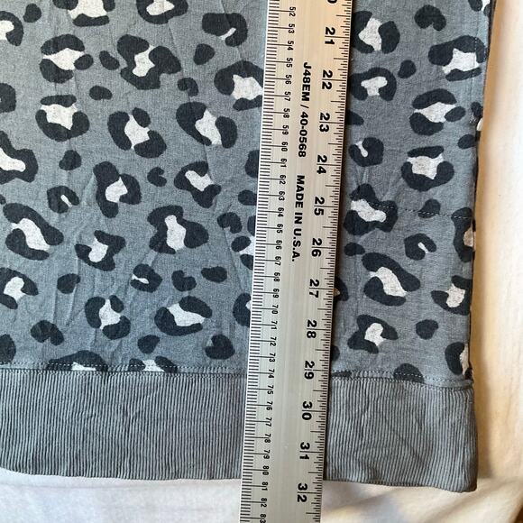 Secret Treasures Women Short Sleeve Soft Knit Blouse size M (8-10), Leopard Blue - Picture 4 of 8